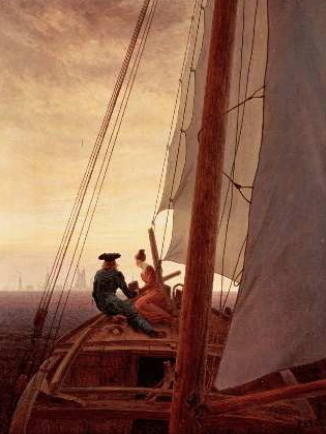 Zwei Personen sitzen auf dem Deck eines Segelboots, große Segel und ruhiges Meer im Abendlicht